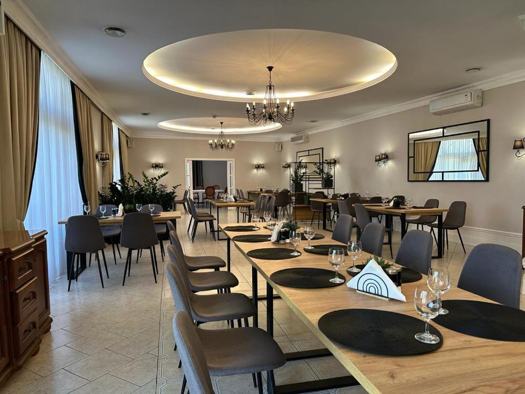 Centrum Konferencyjno-Apartamentowe Mrowka ワルシャワ エクステリア 写真