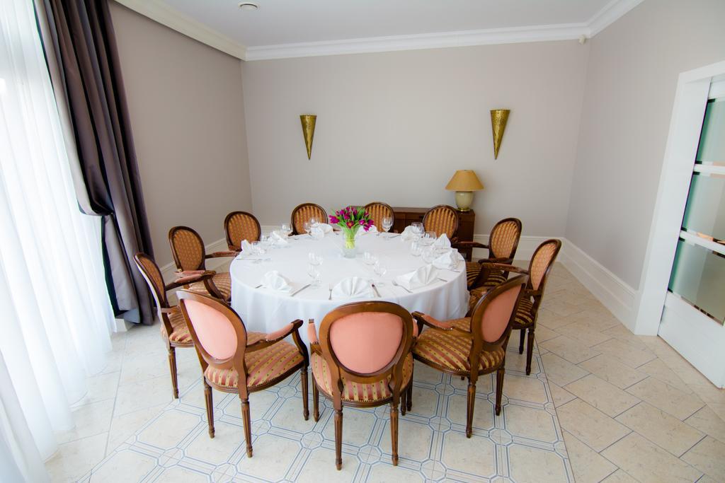 Centrum Konferencyjno-Apartamentowe Mrowka ワルシャワ エクステリア 写真
