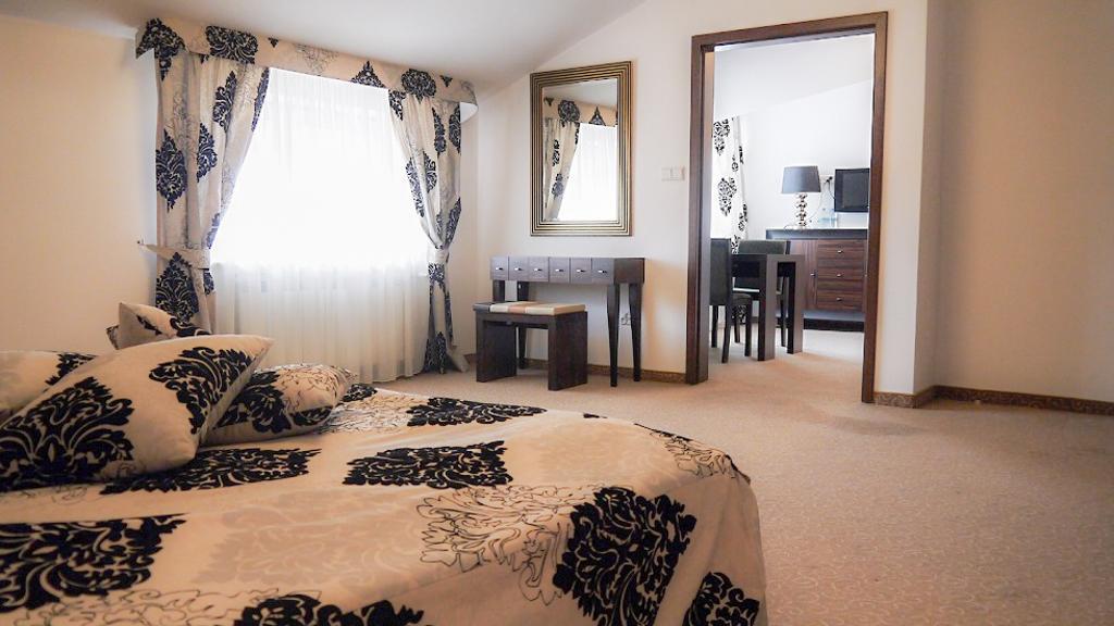 Centrum Konferencyjno-Apartamentowe Mrowka ワルシャワ エクステリア 写真