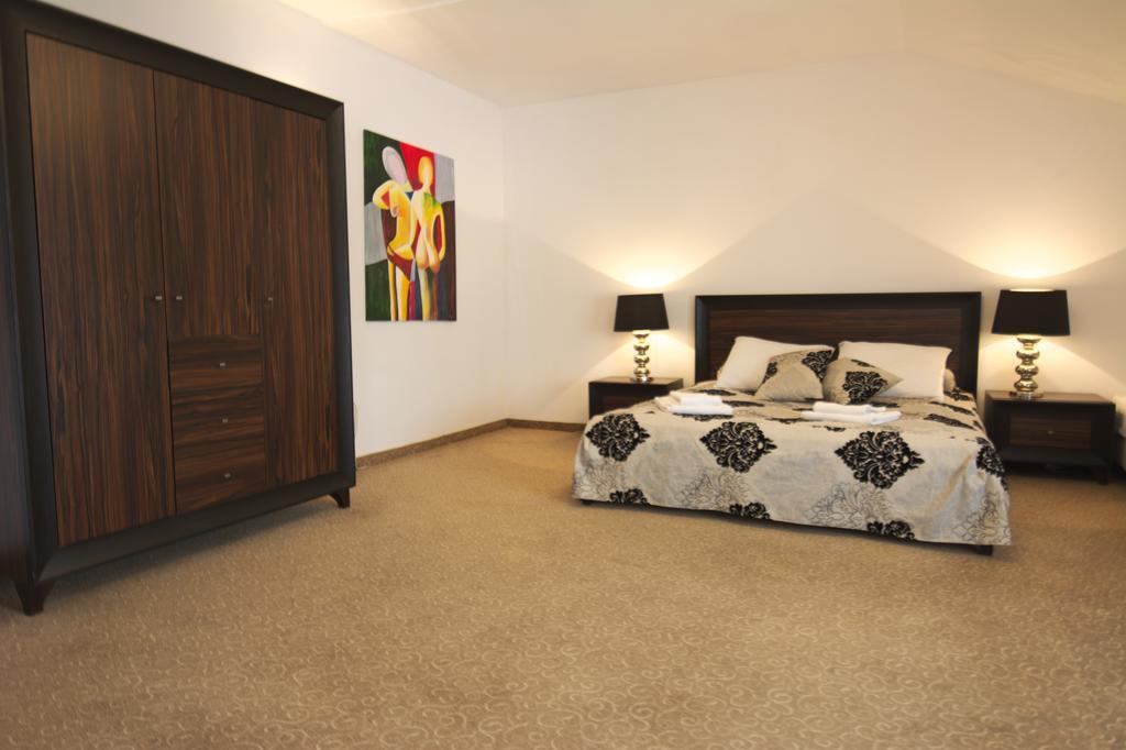 Centrum Konferencyjno-Apartamentowe Mrowka ワルシャワ エクステリア 写真