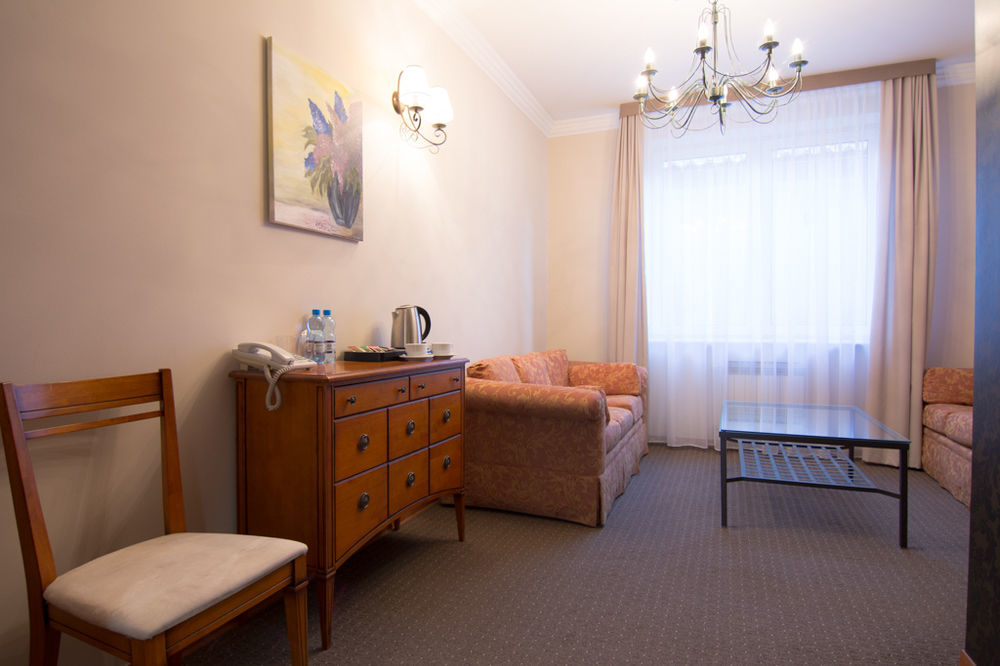 Centrum Konferencyjno-Apartamentowe Mrowka ワルシャワ エクステリア 写真
