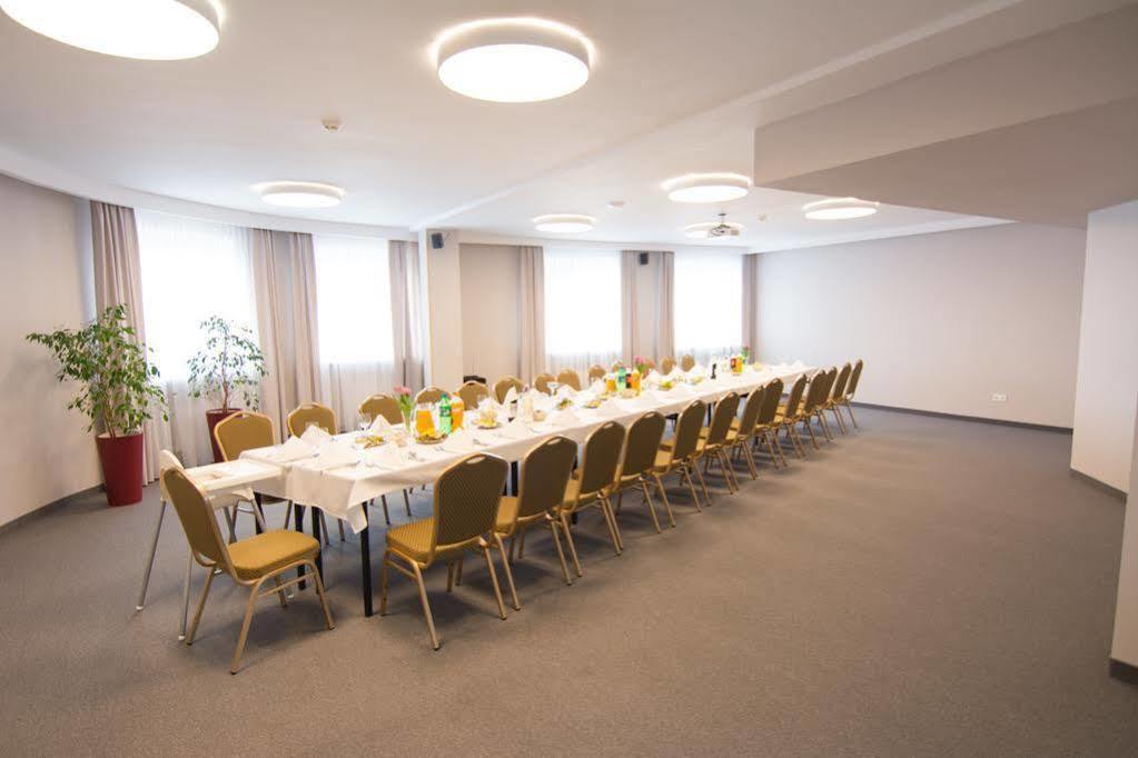 Centrum Konferencyjno-Apartamentowe Mrowka ワルシャワ エクステリア 写真
