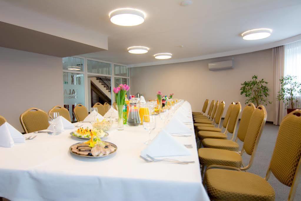 Centrum Konferencyjno-Apartamentowe Mrowka ワルシャワ エクステリア 写真