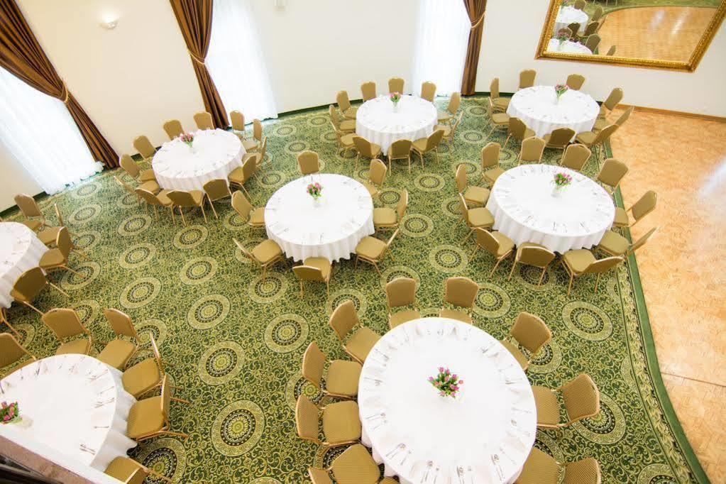 Centrum Konferencyjno-Apartamentowe Mrowka ワルシャワ エクステリア 写真