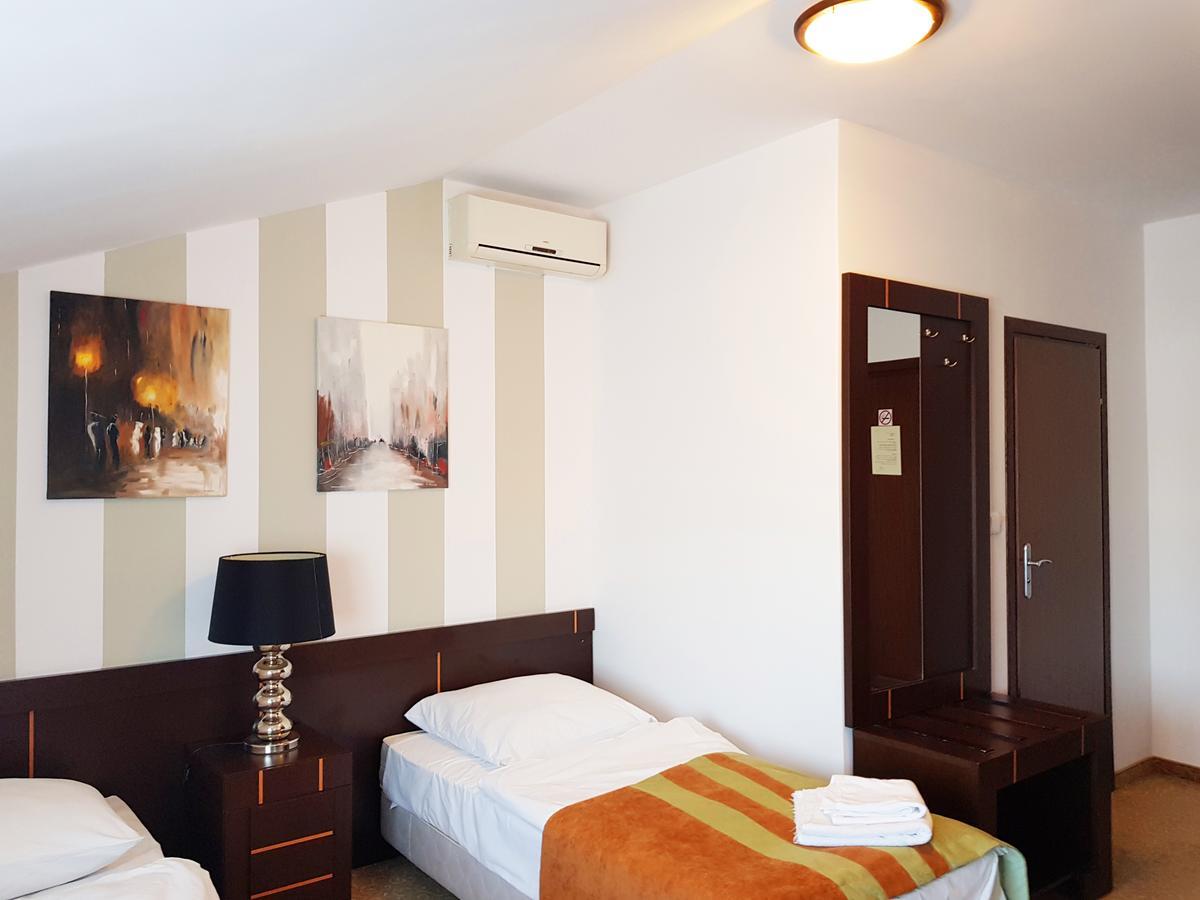 Centrum Konferencyjno-Apartamentowe Mrowka ワルシャワ エクステリア 写真